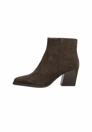 Dunkelbrauner Wildleder-Stiefelette mit abgerundetem Zehenbereich und Blockabsatz auf weißem Hintergrund.