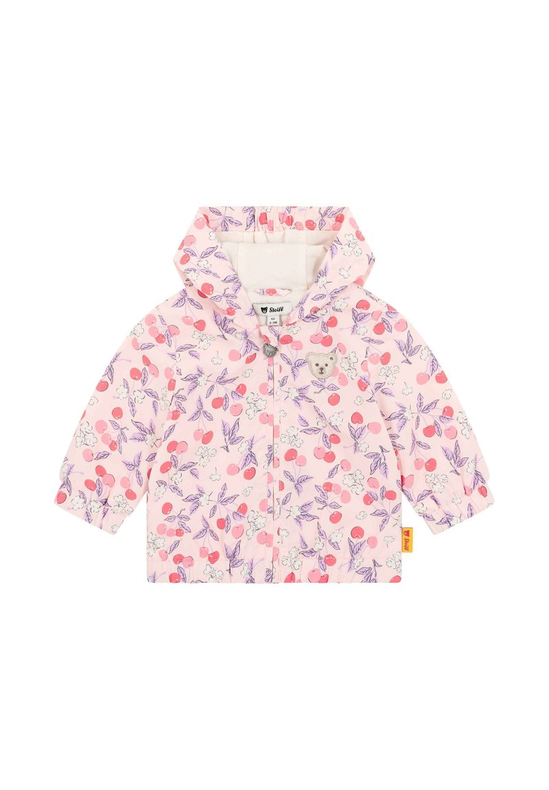 Imperméable rose avec un motif floral composé de cerises et de feuilles, des poignets élastiques, une capuche et un emblème d'ours sur la poitrine.