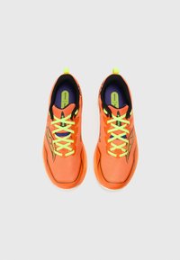 Chaussures de course orange vif avec des accents noirs, dotées d'une tige en mesh, de lacets jaune néon et d'une languette au talon pour un enfilage facile.