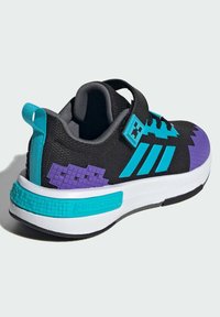 Černé dětské tenisky s texturovaným textilním svrškem, tyrkysovými akcenty, fialovými blokovými vzory, bílou mezipodešví a suchým zipem.