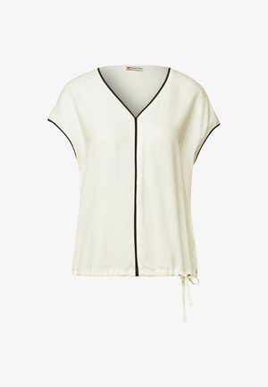 Biała bluzka z krótkim rękawem i dekoltem w serek, z kontrastującym czarnym wykończeniem wzdłuż brzegów oraz szczegółem w postaci wiązania z boku na dole, umożliwiającym dopasowanie.