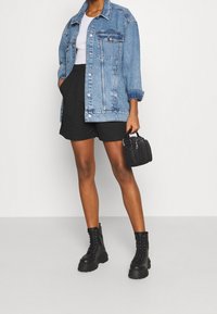 Monki Shorts - black
