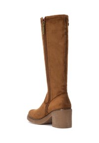 Bota alta de ante marrón con cremallera lateral, punta redonda y un tacón cuadrado texturizado. Presenta costuras a lo largo de las costuras.