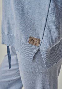 YOU LOOK PERFECT BELLA - MERINO LONG SLEEVE SWEATER WITH ROUND NECK - Strickpullover - himmelblau