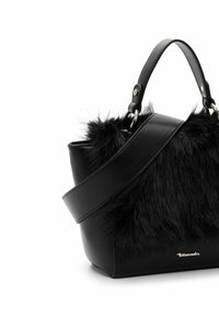 Borsa nera con un lato in texture effetto pelliccia e l'altro in pelle liscia. Include doppi manici e una tracolla removibile.