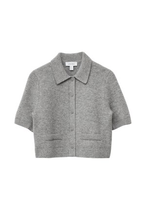 Grauer gestrickter Cardigan mit einem Kragen, kurzen Ärmeln, Knopfverschluss und zwei Fronttaschen. Mit geripptem Saum und Bündchen.