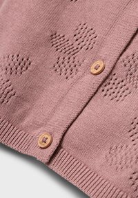 Cardigan rosa lavorato a maglia con motivi a forma di cuore, bottoni in legno e polsini a coste. Texture morbida e finitura liscia.