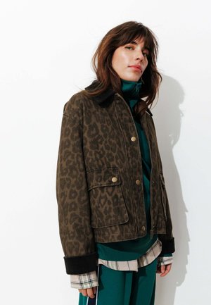 COURTE EN LÉOPARD - Veste légère - imprimé multicolore