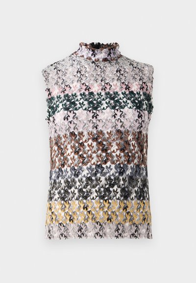 Top senza maniche con un alto colletto arricciato, caratterizzato da strisce orizzontali di pizzo floreale multicolore nei colori rosa, verde, marrone e giallo.
