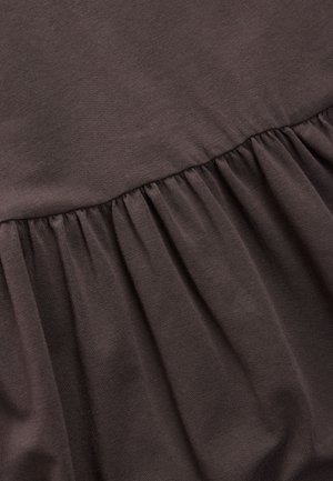 Material maro cu un design adunat în partea de jos. Materialul pare moale și ușor texturat, cu o porțiune superioară netedă.