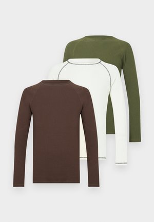 Drei Langarmhemden in Braun, Weiß und Grün. Jedes verfügt über einen runden Ausschnitt und kontrastierende Nähte entlang der Nähte.