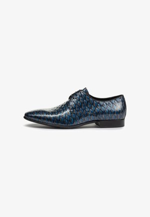 Zapato de vestir de cuero texturizado azul con un patrón geométrico, punta afilada y suela negra. Cuenta con cordones y un diseño elegante.