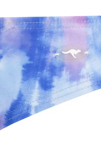 Blaues und lila Batikstoff mit glatter Textur, ausgestattet mit einem weißen Känguru-Logo-Tag und sichtbaren Stichen entlang des Randes.