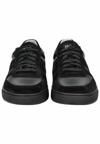 Černé tenisky kombinující kožené a semišové materiály, kulatá špička, šněrování a texturovaná gumová podrážka pro lepší přilnavost.