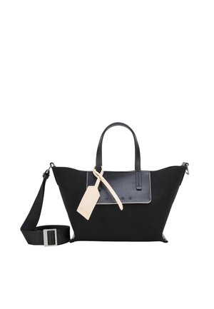 Bolso estructurado negro con dos asas, correa de hombro desmontable, solapa frontal y etiqueta beige adjunta a una de las asas.