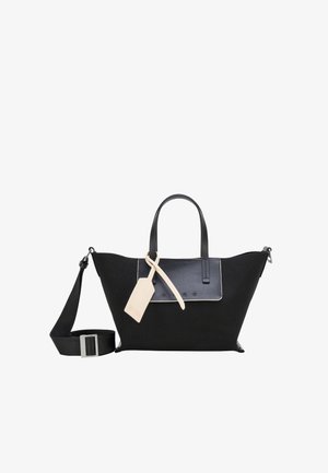 Zwarte gestructureerde handtas met dubbele handvatten, afneembare schouderriem, voorflap en een beige label bevestigd aan één handvat.
