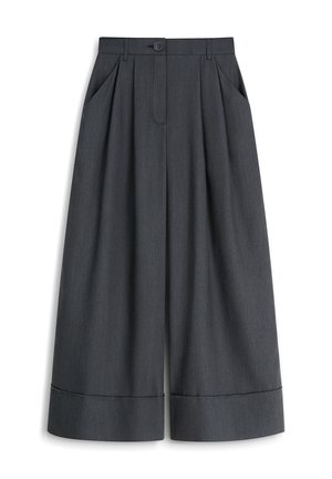 Ciemnoszare, krótkie spodnie o szerokich nogawkach z plisami, bocznymi kieszeniami, szlufkami na pasek, zapinane na guzik w talii i z mankietami u dołu.