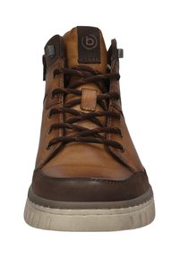Bruine leren high-top sneaker met donkerbruine veters, gevoerde tong met logo en dikke off-white zool.