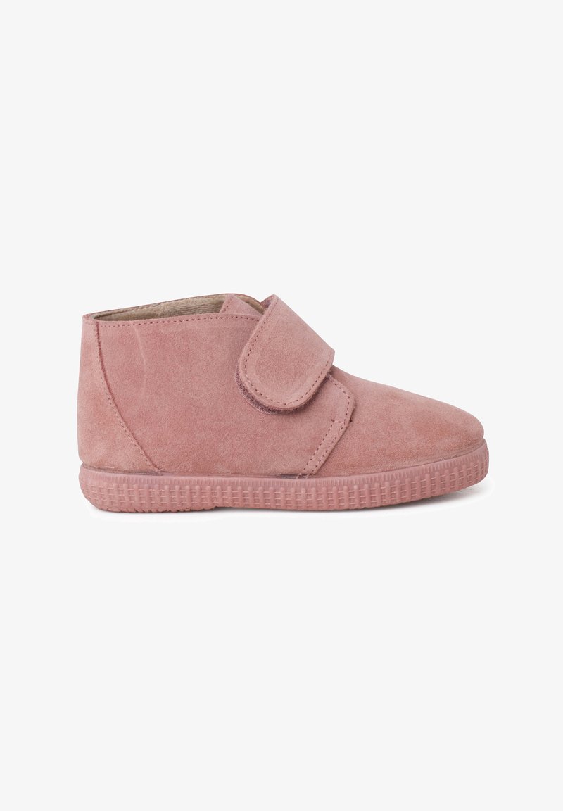 Botas de tobillo de ante rosa con cierre de correa de Velcro, Punta redondeada y suela de goma texturizada. Forro interior suave.