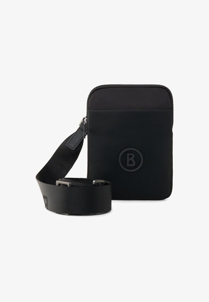 Sort crossbody taske lavet af holdbar nylon, med en glat tekstur, lynlåslukning, justerbar rem og hævet logo detalje på fronten.