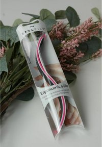 Ergonomic s-file in curved design, featuring a black base with pink and white accents, packaged in clear plastic with instructional text.