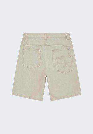 Shorts di denim beige con due tasche sul retro, una delle quali presenta un design ricamato, e passanti per cintura lungo la vita.