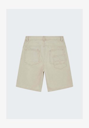 Shorts en denim beige avec deux poches arrière, dont une poche avec un motif cousu, et des passants de ceinture le long de la ceinture.