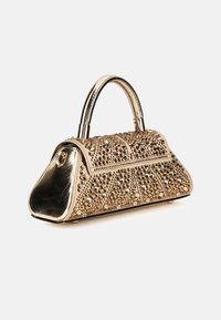Borsa color oro con un design strutturato, decorata con borchie metalliche, manico arrotondato e interno foderato.