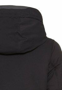 Schwarze Jacke mit Kapuze von hinten gezeigt, die Nähdetails und die Stofftextur im oberen Bereich hervorhebt.