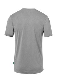 T-shirt gris à manches courtes en tissu lisse. Présente un col rond et un petit détail logo sur la manche. Design simple, sans motifs.