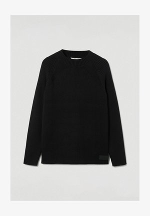 Czarny sweter z prążkowanego dzianiny, z okrągłym dekoltem, długimi rękawami i bocznym akcentem na brzegu z delikatną metką. Miękka tekstura i dopasowany krój.