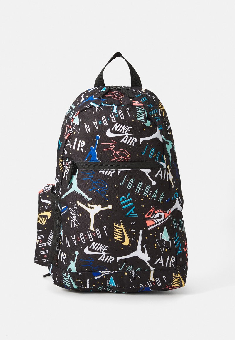 Mochila preta com logótipos coloridos da Nike e Jordan, silhuetas desportivas e padrões geométricos. Confeccionada em tecido resistente, com bolsos com fecho.