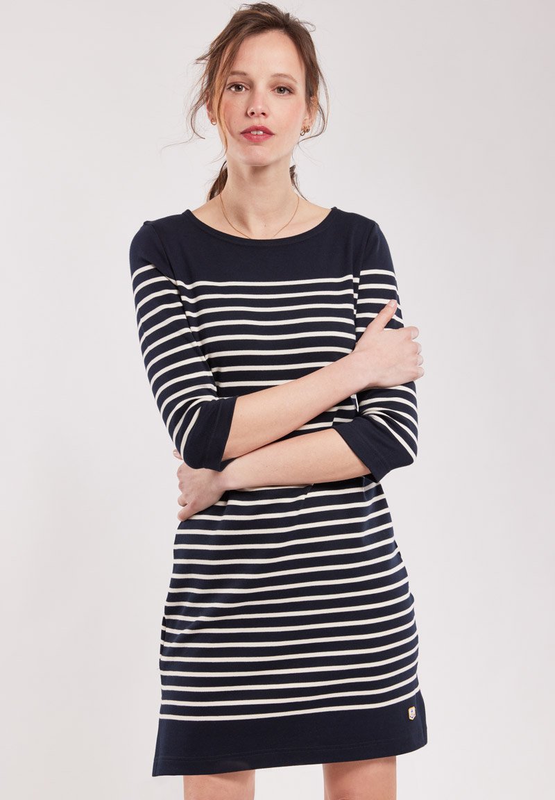 Robe rayée bleu marine et blanche à manches trois-quarts, col rond et coupe décontractée ; présente un petit logo en accent au bas.