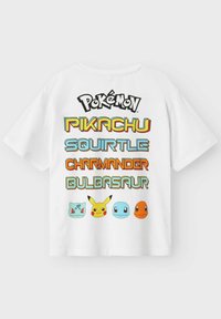 Valge T-särk, millel on värvikad, multifilmilaadsed graafikud Pokémoni tegelastest: Bulbasaur, Pikachu, Squirtle ja Charmander. Ülalpool tekst paksude tähtedega.