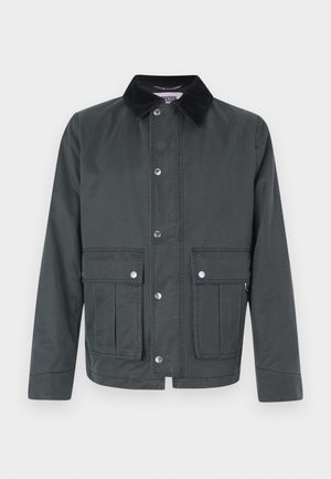 Jachetă casual gri închis cu guler din catifea neagră, nasturi capse în față și două buzunare mari cu clapetă și închidere cu capse în zona taliei.