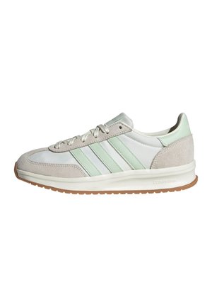 Low-Top Sneaker mit weißen und hellgrünen Streifen, Wildlederakzenten, weißer Sohle mit gummifarbenem Profil und Schnürverschluss, seitlich dargestellt.
