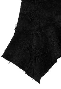 Czarna teksturowana tkanina z postrzępionymi krawędziami, z pluszowym, wypukłym wzorem. Projekt jest abstrakcyjny i asymetryczny, co tworzy wrażenie warstwowości.