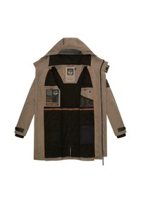 Bēšas ūdensnecaurlaidīgas jakas ar melnu oderi; ar vairākiem kabatām, oranžiem akcentiem un augstu apkakli. Ar rāvējslēdzēju un regulējamām piedurknēm.