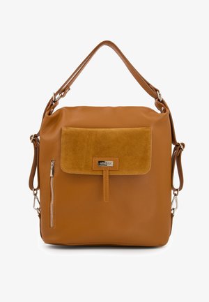 Hnědá kožená kabelka s texturovaným semišovým předním víkem, zipovou kapsou a nastavitelným popruhem; obsahuje stříbrné kovové detaily a logo.