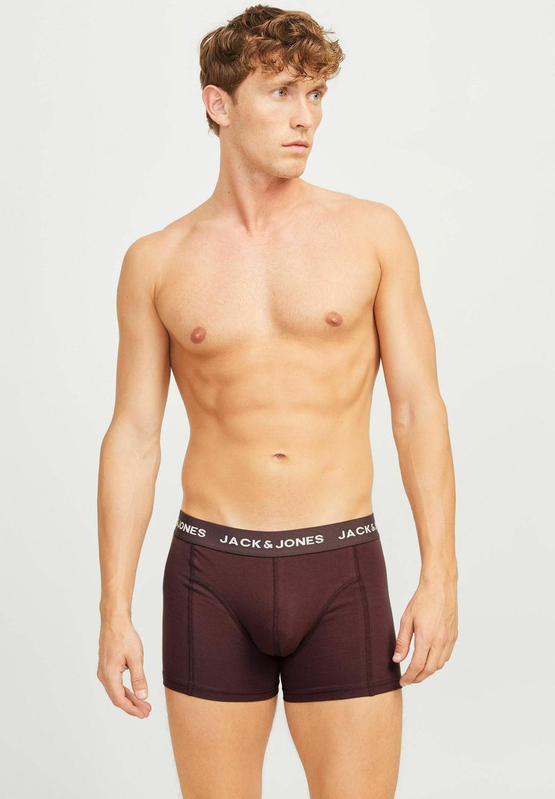 Braune Boxershorts mit einem schwarzen elastischen Bund, auf dem der Text "JACK & JONES" steht. Glattes Material ohne sichtbare Muster oder Akzente.