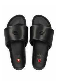 Sandalias deslizantes de cuero negro con una tira ancha, logo en relieve y detalle en color rojo en la plantilla. Textura suave con un diseño minimalista.