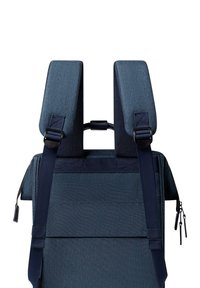 Zaino blu scuro con spallacci imbottiti, fibbie regolabili e una superficie in tessuto testurizzato. Scomparto con zip e chiusura a patta semplice.