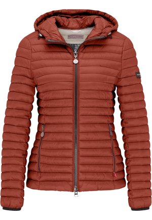 Veste matelassée couleur rouille avec capuche intégrée, fermeture éclair devant, poches latérales zippées et manches longues.
