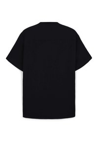 Schwarzes Baumwoll-T-Shirt mit kurzen Ärmeln, Rundhalsausschnitt und lockerer Passform. Die Rückseite zeichnet sich durch eine glatte Textur und minimalistische Details aus.