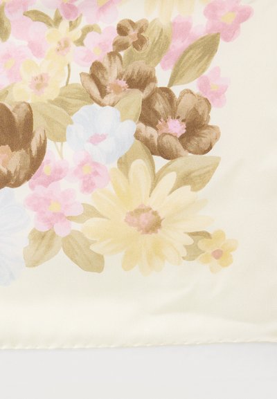 Υφάσμα με λουλούδια σε ροζ, καφέ, κίτρινες και λευκές αποχρώσεις και πράσινα φύλλα σε ανοιχτό μπεζ φόντο.
