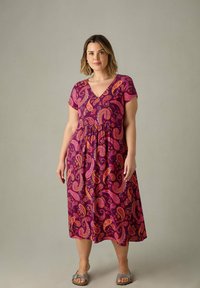 Live Unlimited London PLUM PAISLEY TIERED  - Vardagsklänning - purple
