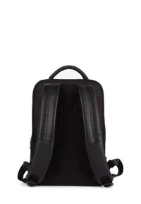 Musta reppu, jossa on sileät nahkahihnat, pehmustettu selkäpaneeli ja teksturoituja yksityiskohtia. Varustettu ylhäältä löytyvällä kahvalla ja säädettävillä olkahihnoilla.