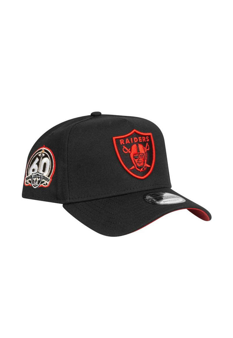 Schwarze Baseballmütze mit roten Akzenten, versehen mit gesticktem Raiders-Logo und einem runden 60. Jubiläumspatch an der Seite.