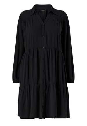 Czarna sukienka z długim rękawem, wielowarstwowa, z kołnierzykiem i zapięciem na guziki z przodu, wykonana z lekkiego, fakturowanego materiału.