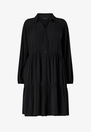 Sort langærmet kjole med lagdelt design, krave og knaplukning foran, lavet af let tekstureret stof.